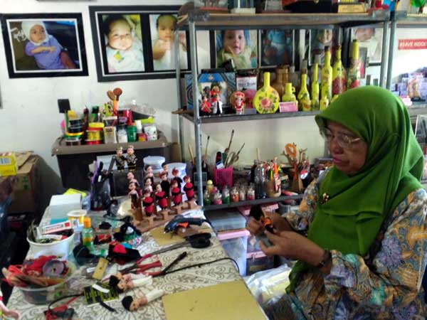 Sukma Trilaksasi saat berkarya di meja kerjanya. foto: Disna Rizki UTM/ BANGSAONLINE