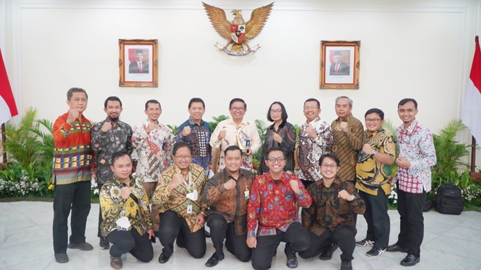 Dirut Petrokimia Gresik, Dwi Satriyo Annurogo bersama jajaran direksi usai menerima penghargaan dari Menteri LHK, Siti Nurbaya Bakar disaksikan Wapres RI, KH. Ma
