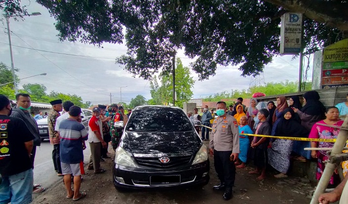 Petugas saat melakukan olah TKP.