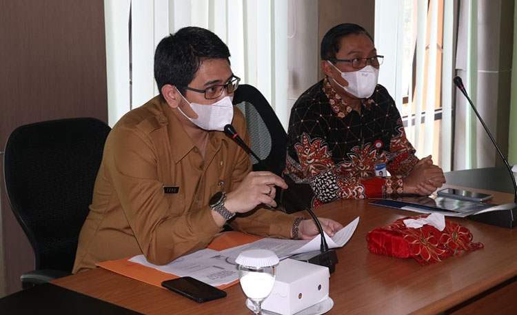 Wali Kota Pasuruan Raharto Teno Prasetyo saat memimpin langsung rapat bersama Tim Pengendalian Inflasi Daerah (TPID) di Ruang Rapat Unsur II Sekretariat Daerah Kota Pasuruan, Selasa (22/12/2020) kemarin. (foto: ist)