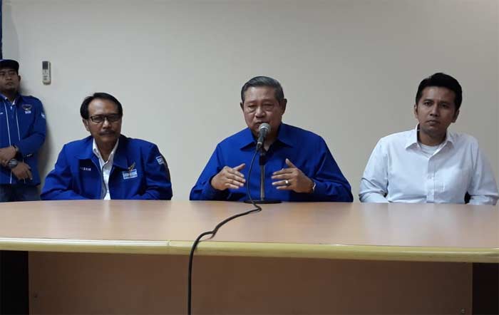 Ketua Umum DPP Partai Demokrat, Susilo Bambang Yudhoyono (SBY) memberikan pernyataan sikap terkait Pilkada usai Apel Siaga Kader Partai Demokrat se-Jatim di Asrama Haji,  Kota Madiun. foto: ist