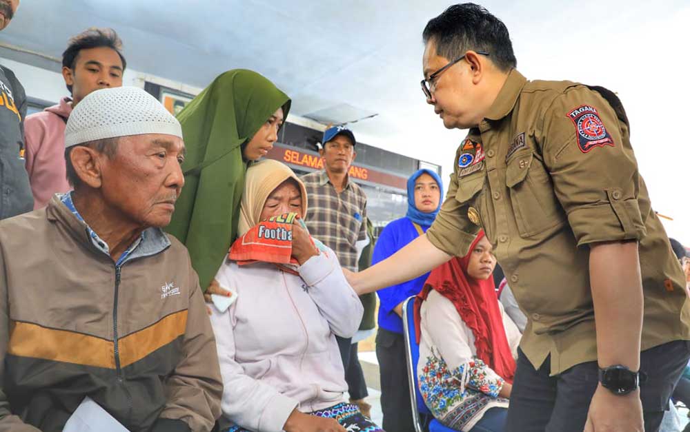 Pj. Gubernur Jatim Adhy Karyono saat menemui keluarga korban longsor Kabupaten Lumajang.