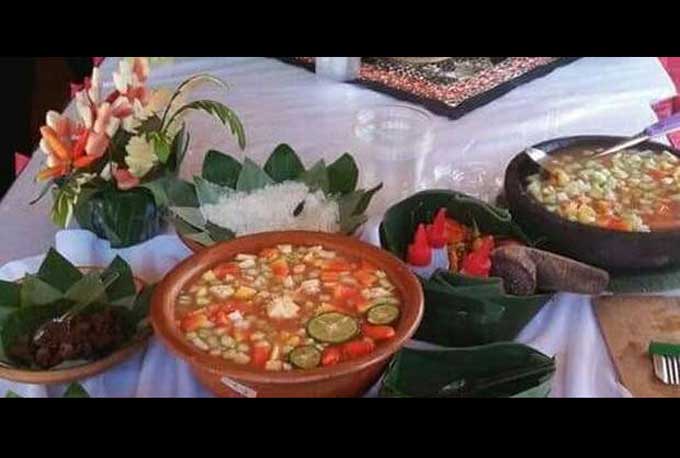 Rujak cemplung yang disajikan dalam lomba kuliner.