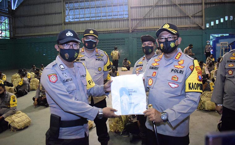 Kapolresta Sidoarjo Kombes Pol. Sumardji saat menyerahkan APD secara simbolis kepada petugas yang akan mengamankan pilkada.