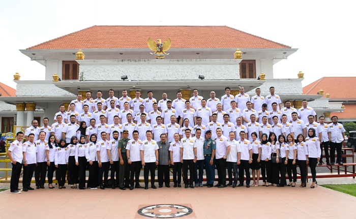Gubernur Jawa Timur saat berfoto bersama HIPMI Jatim di depan Gedung Negara Grahadi, Kamis (1/3).