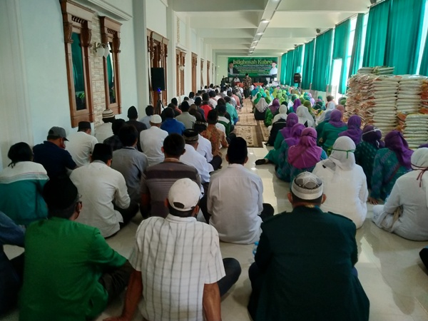 Para kader PKB yang terdiri dari pengurus PAC dan ranting se-kabupaten Mojokerto saat menghadiri  acara Istighotsah Kubro dan Silaturahim Akar Rumput Kader PKB Kabupaten Mojokerto Bersama Pengasuh Pondok Pesantren Amanatul Ummah Prof Dr KH Asep Saifuddin Chalim, M.Ag, di Guest House Institut KH Abdul Chalim Pacet Mojokerto, Ahad (5/7/2020). foto: MMA/bangsaonline.com