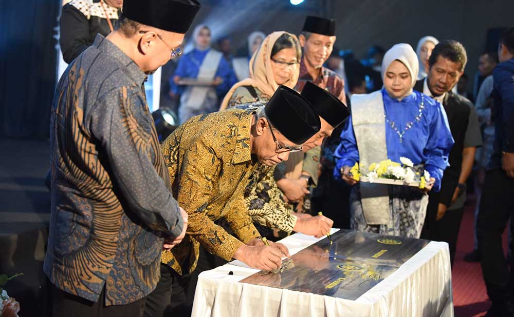 Menko PMK Muhadjir Effendy saat menandatangani prasasti peresmian Gedung Soedja RS Muhammadiyah Ahmad Dahlan Kota Kediri. Foto: Ist.