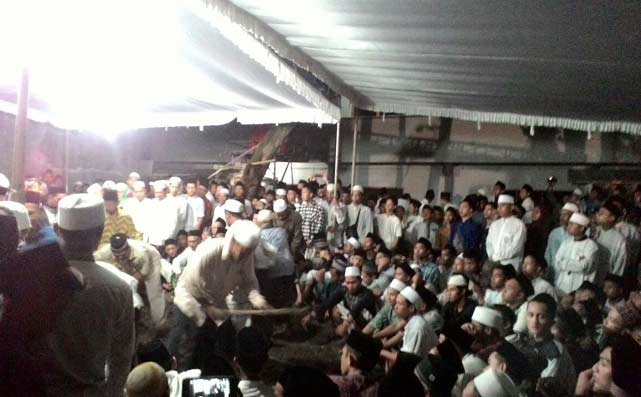 Suasana pemakaman Kiai Dimyati Roml di komplek pemakaman Pondok Pesantren Darul Ulum, Rejoso, Kecamatan Peterongan, Kabupaten Jombang, Rabu (18/05) malam. foto: romza/ BANGSAONLINE