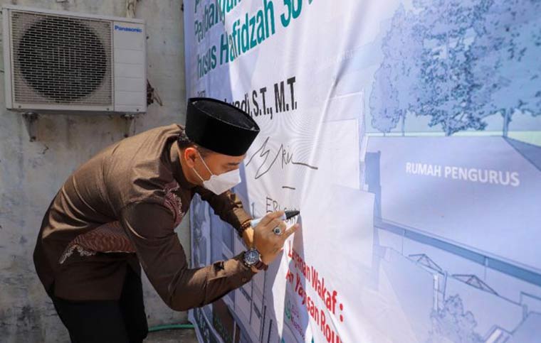 Wali Kota Surabaya Eri Cahyadi saat menghadiri acara peletakan batu pertama pembangunan asrama santri tahfidz bersanad putri Ponpes Hidayatullah Surabaya, Sabtu (1/5/2021). foto: ist.
