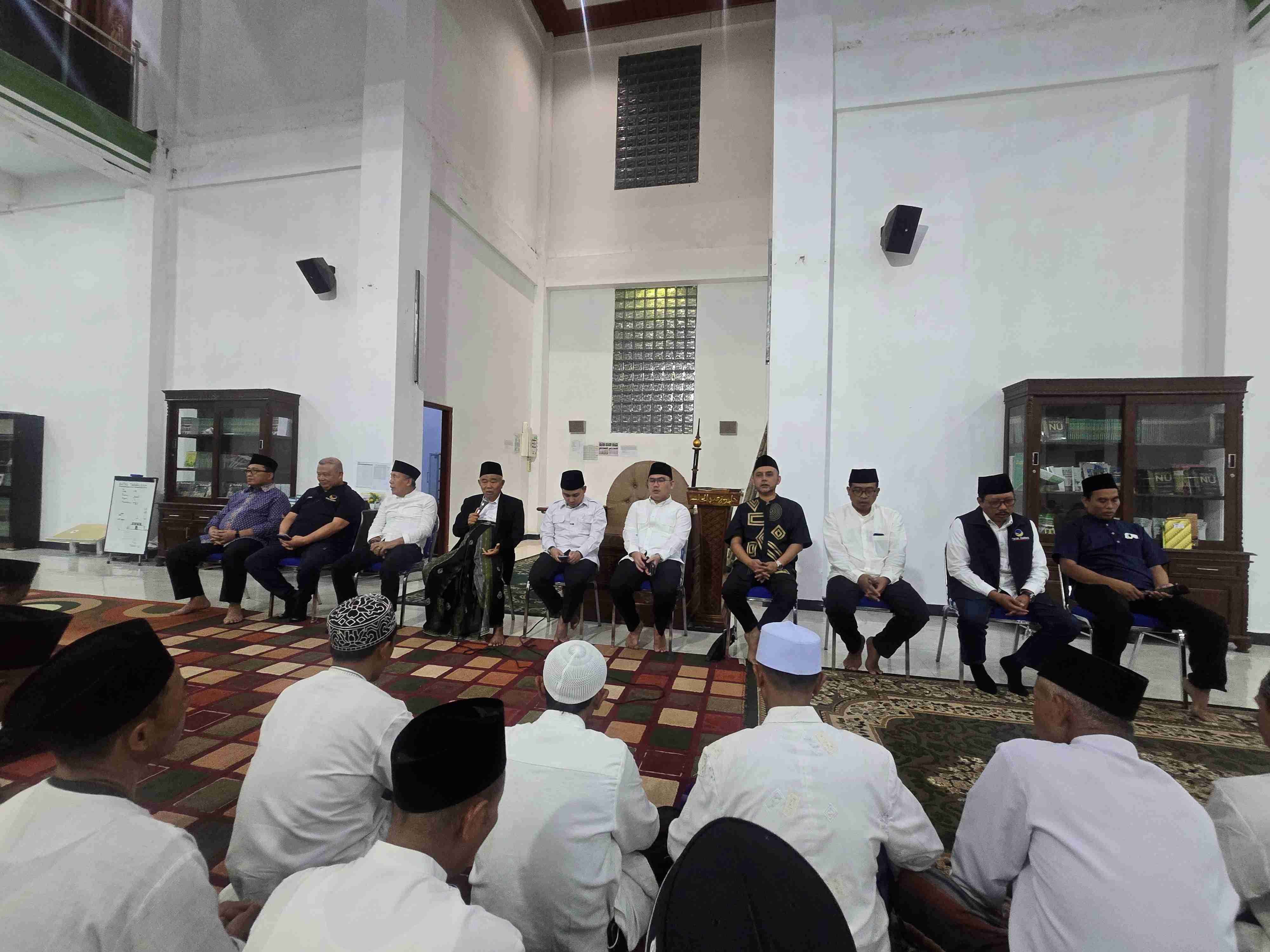 Prof Dr KH Asep Saifuddin Chalim dan Dr Saan Mustopa bersama KH Muhammad Al Barra dan Muhammad Habibur Rohman serta Hermawi Taslim dan Aminurrochman dalam acara silaturahim dengan para korcam dan kordes relawan Baret dan Bekisar di Masjid KH Abdul Chalim Universitas KH Abdul Chalim Pacet Mojokerto, Kamis (16/2/2026). Foto: M. Mas