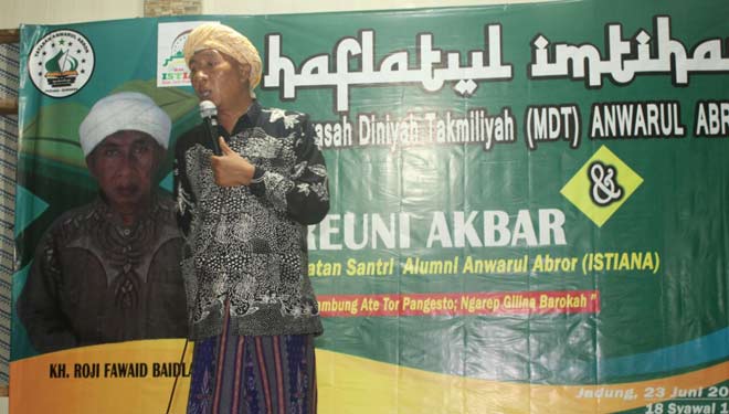 Pengasuh Pondok Pesantren Anwarul Abrar, Desa Jadung, Kecamatan Dungkek, KH. Roji Fawaid Baidlawi. foto: RAHMATULLAH/ BANGSAONLINE