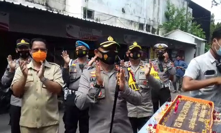 Kapolres Probolinggo Kota AKBP R.M. Jauhari memberikan kue tar sebagai bentuk kado di Hari Pers Nasional yang diserahkan di basecamp wartawan yang tergabung dalam Jurnalis Probolinggo (Jispro), Selasa (9/2/2021). (foto: ist)