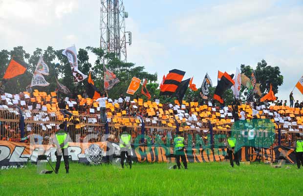 Aksi para Boromania saat mendukung Persibo dalam laga persahabatan melawan Persema, Minggu (24/4).
