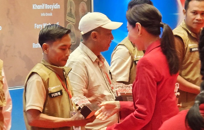 Feri Wahyudi, wartawan BANGSAONLINE dAN HARIAN BANGSA saat menerima penghargaan dari Fransiska Oei, Direktur Compliance, Corporate Affairs & Legal CIMB Niaga. Feri Wahyudi menang sebagai Jurnalis Inspiratif CIMB Niaga 2025. Penghargaan itu diserahkan bersamaan dengan puncak acara CIMB Niaga Journalist Class & Workshop yang digelar di Jakarta Convention Center (JCC), Sabtu (13/12/2025) lalu. Foto: bangsaonline