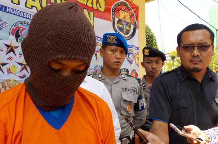 Tersangka Riyanto saat rilis pers di Mapolres Pacitan.