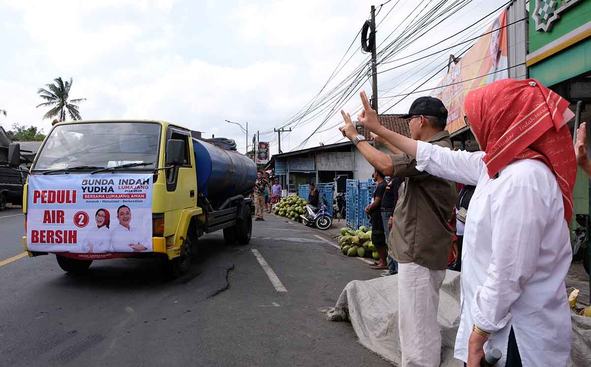 Calon Bupati Lumajang nomor urut 2, Indah Amperawati atau yang akrab disapa Bunda Indah saat menyalurkan air bersih bagi warga terdampak kekeringan.
