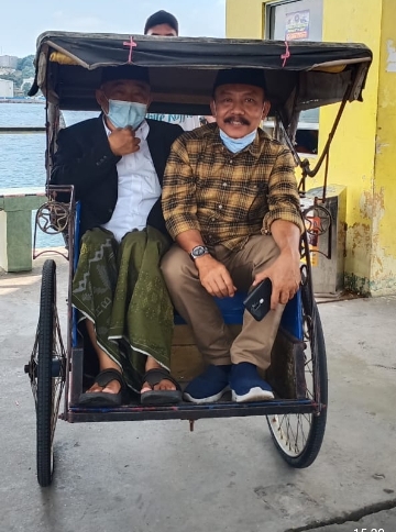 Prof. Dr. KH. Asep Saifuddin Chalim, M.A. bersama M Mas