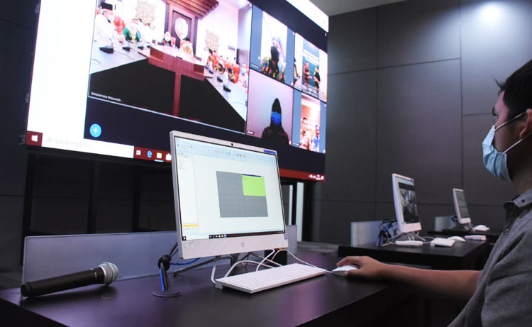 Bupati Pung saat meninjau perangkat command center di Griya Wira Bhakti Praja Rumdin Bupati Mojokerto. 