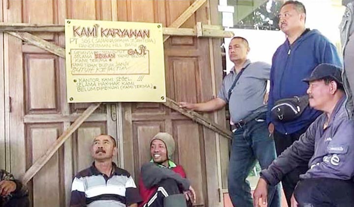 Para karyawan saat menyegel kantor PT SGS Villa Panderman Hill, beberapa waktu lalu.