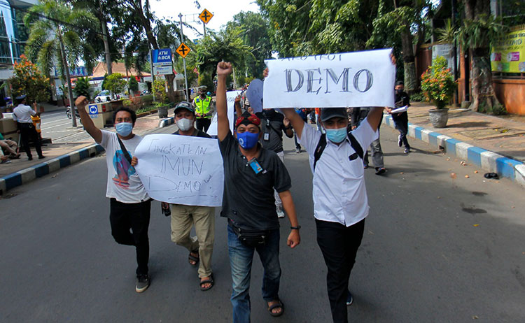 Puluhan jurnalis dari berbagai media cetak, online, dan televisi di Kota Probolinggo menggelar aksi demo, Kamis (18/3/2021). (foto: ist)