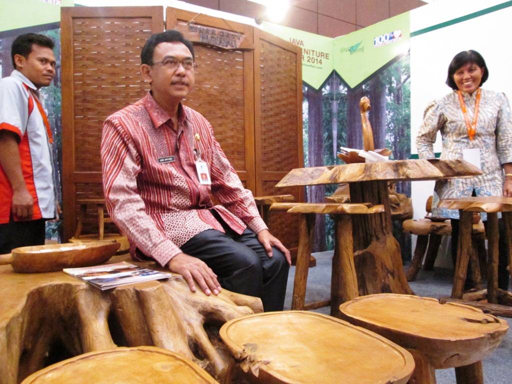 SWISS. Kepala Dinas Perindustrian dan Perdagangan Jatim Budi Setiawan menunjukkan mebel yang diminati di Swiss. foto : nisa/bangsaonline