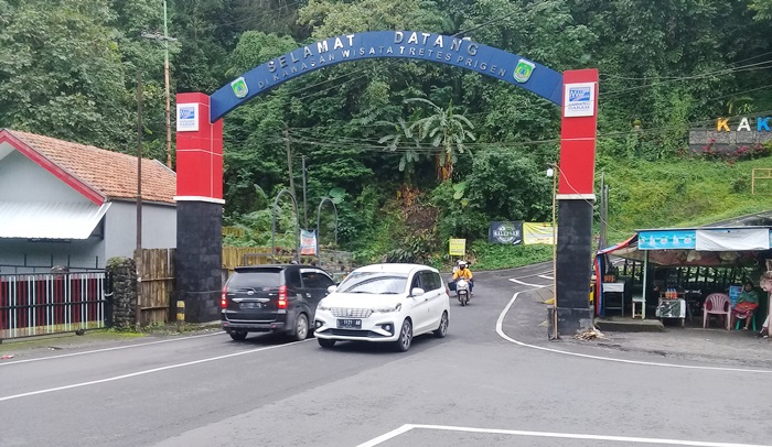 Kawasan wisata Prigen terlihat sepi. Seperti yang terpantau pada Jumat (12/2/2021), tidak ada penumpukan kendaraan yang masuk. foto: ARDIANZAH/BANGSAONLINE
