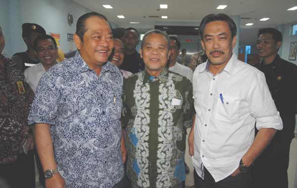 Pasangan calon (paslon) Saiful Ilah-Nur Ahmad Syaifuddin mengapit Utsman Ihsan. (nanang ichwan/BANGSAONLINE)