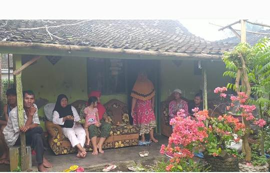 Suasana di rumah duka di Dusun Krajan, Desa Jelun, Kecamatan Licin, Banyuwangi. Foto: ist