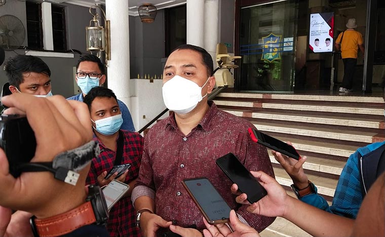 Wali Kota Surabaya Eri Cahyadi saat memberikan keterangan kepada awak media. foto: YUDI A/ BANGSAONLINE