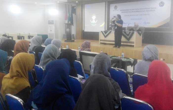 ANTUSIAS: Ratusan mahasiswa FEB Umsida mengikuti kuliah umum kesadaran pajak, Rabu (29/11). foto: MUSTAIN/ BANGSAONLINE