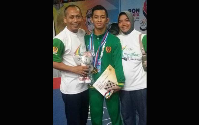 Puji Prasetyo, bersama pendiri gulat Tuban Nur Khamid dan ketua Persatuan Gulat Seluruh Indoonesia (PGSI) Tuban?. foto: SUWANDI/ BANGSAONLINE