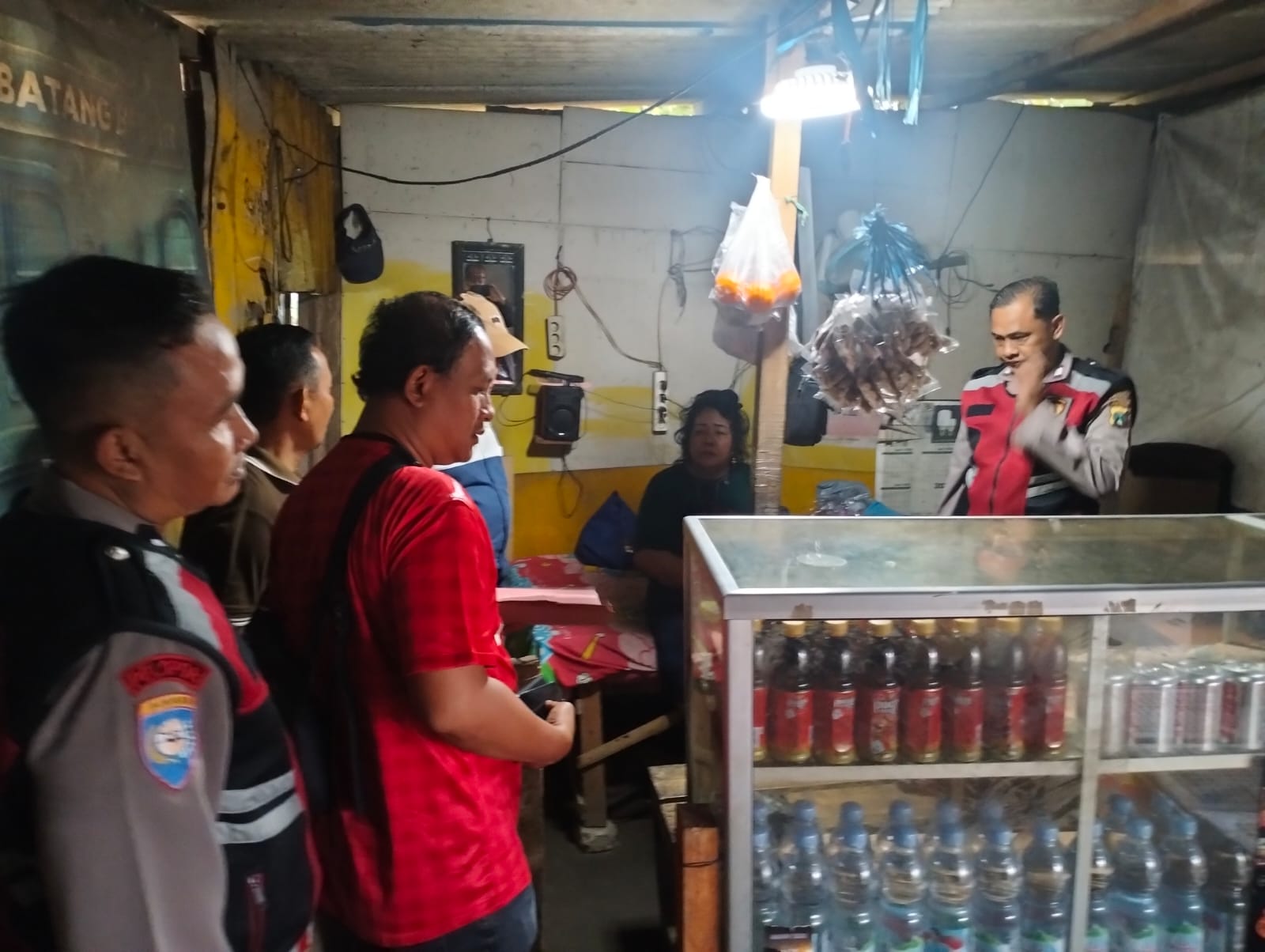 Warung Kuning Porong Digrebek, Polisi Temukan Sejumlah Botol Miras yang Dijual