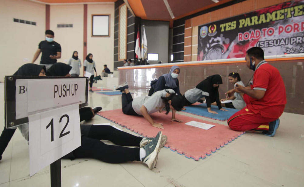 KONI Situbondo saat menggelar tes parameter terhadap ratusan atlet, di Gedung Serbaguna Situbondo, Minggu (26/9).