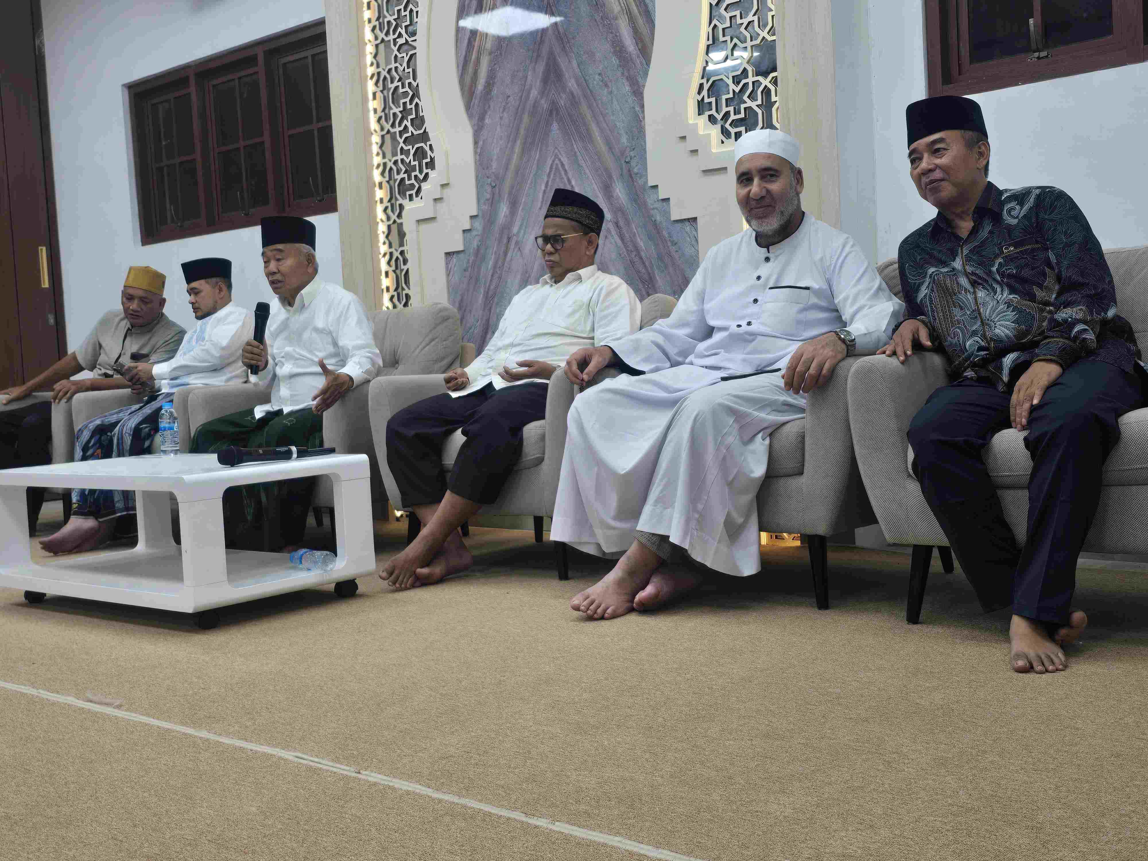 Prof Dr KH Asep Saifuddin Chalim saat memberikan motivasi kepada para calon relawan Gus Afif di Jalan Siwalankerto Utara Surabaya, Jumat (6/3/2026). Tampak juga Syaikh Ahmad Muhammad Mabruk, Dr Achmad Rubaie, Dr Afif Zamroni, Muhammad Fachruddin dan Yoyok. Foto: bangsaonline