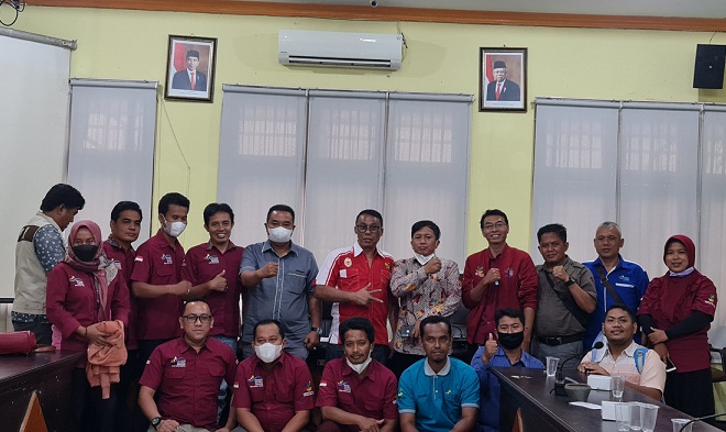Perwakilan Pendamping PKH Bangkalan foto bersama Ketua DPRD Bangkalan Muhammad Fahad usai audiensi.