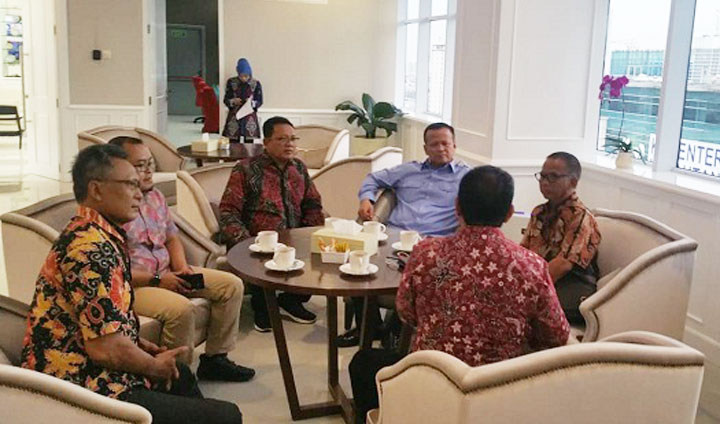 Kepala DKP Gresik Khoirul Anam saat berdiskusi dengan Menteri KKP RI Edy Prabowo. foto: ist.