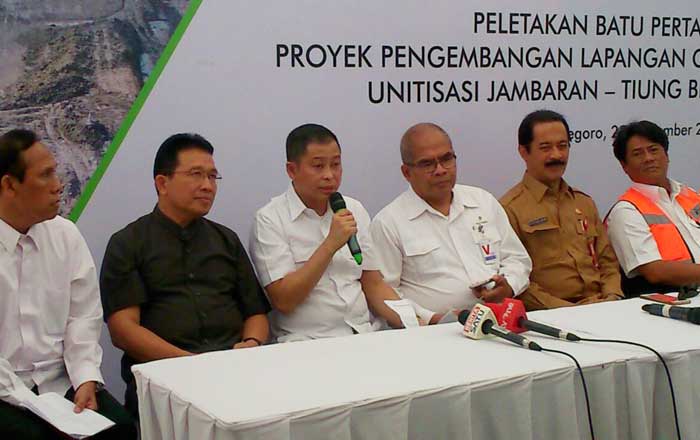 Menteri ESDM Ignasius Jonan, memberikan keterangan usai peletakan batu pertama.