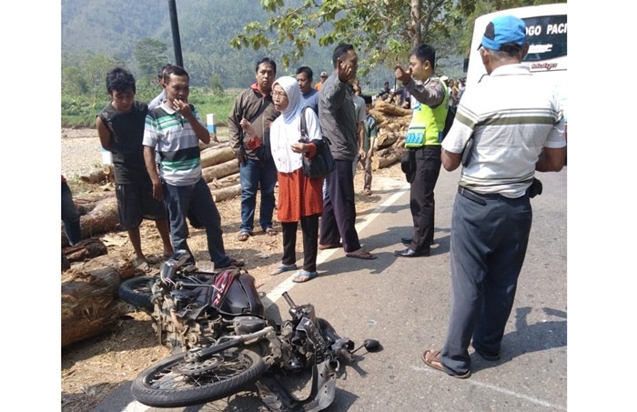 Kondisi motor korban yang hancur setelah bertabrakan dengan bus. foto: IST.