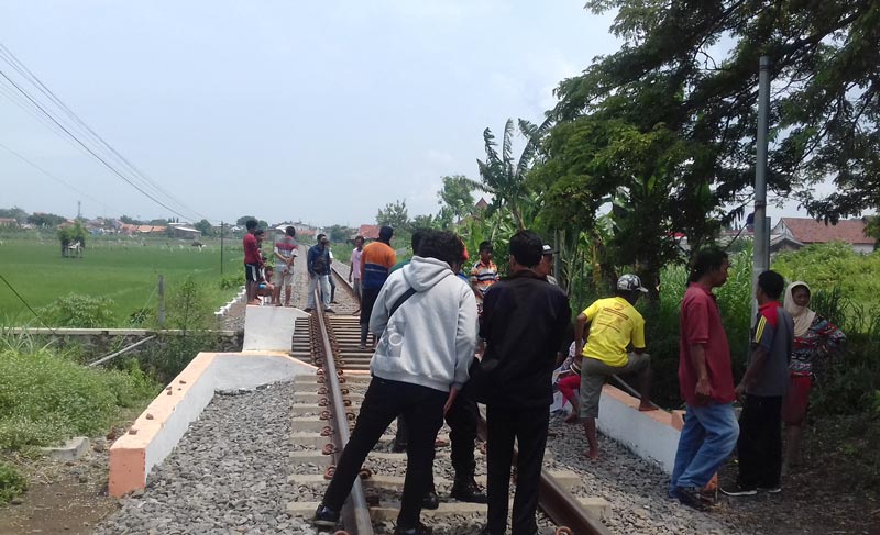 Sejumlah warga mendatangi lokasi kejadian.