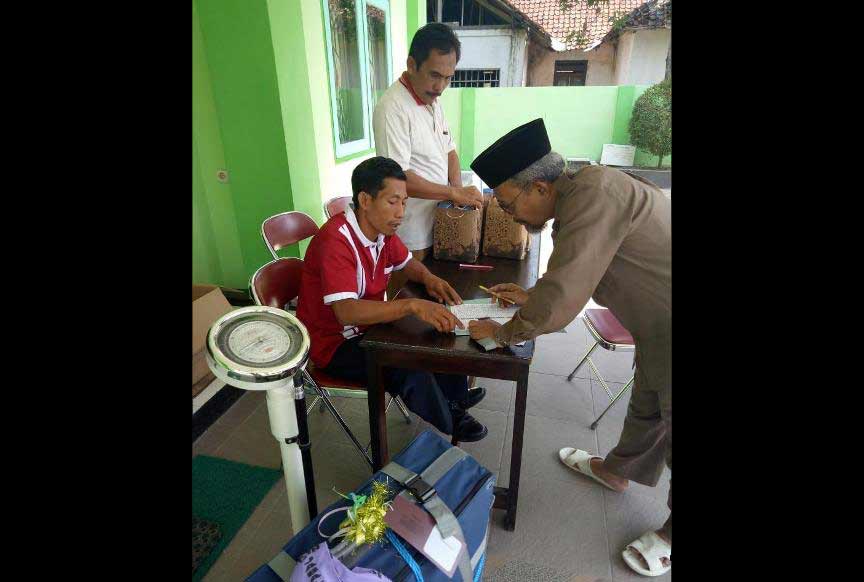 Calhaj Pacitan saat melakukan pengepakan dan timbang perbekalan.