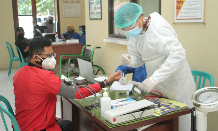 Puluhan jurnalis di Probolinggo ikuti vaksinasi Covid-19. (foto: ist)
