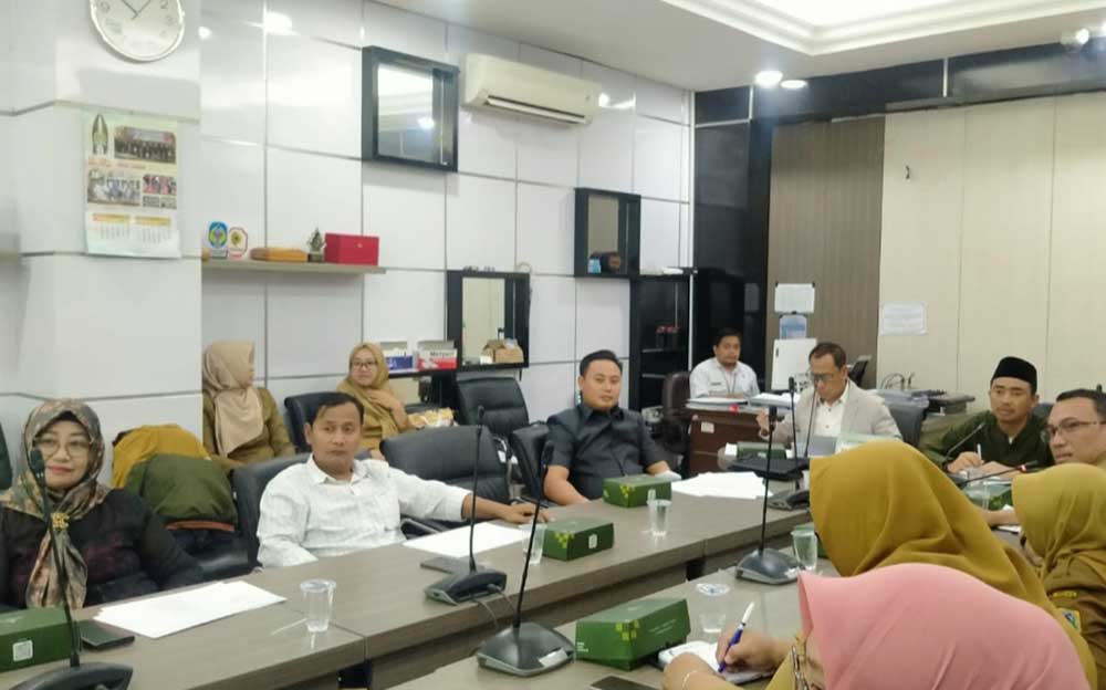 Bapemperda DPRD Gresik bersama Bagian Hukum Setda Gresik rapat koordinasi. Foto: SYUHUD/BO