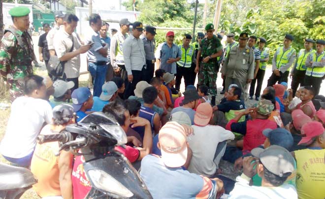 Warga sekitar pabrik pengolahan singkong melakukan aksi demo. Mereka menuntut onggok secara gratis.
