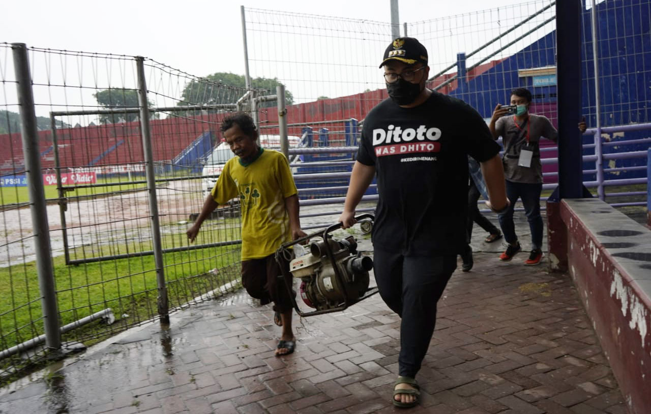 Bupati Kediri Hanindhito Himawan Pramana saat ikut mengangkat diesel penguras air di Stadion Brawijaya, Kota Kediri. Foto: Ist.