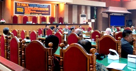 Suasana uji publik Raperda. (Prihantoro/BANGSAONLINE)