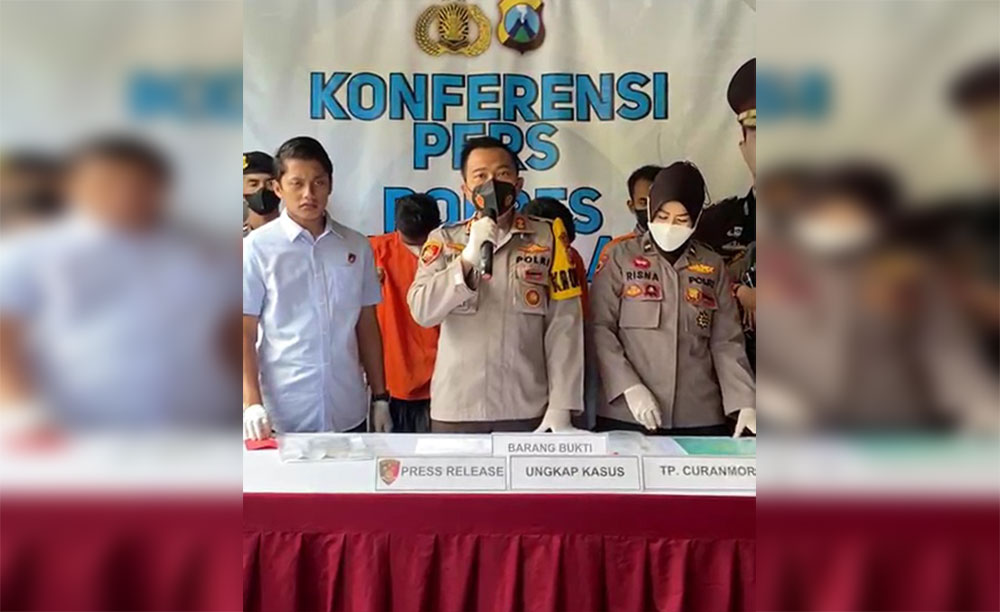 Kapolres Bangkalan AKBP Wiwit Ari Wibisono menjelaskan kronologi penangkapan tiga tersangka curanmor.