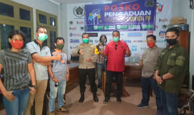 Kapolres Mojokerto Kota AKBP Bogiek Sugiyarto saat meninjau Posko Pengaduan Covid-19 PWI Mojokerto. Harapkan media jadi saluran informasi publik. (foto: YUDI EP/ BANGSAONLINE) 