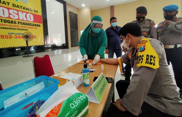Kapolres Pasuruan AKBP Rofiq Ripto Himawan mengikuti screening di Posko Gugus Tugas.
