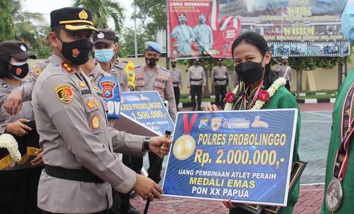 Kapolres Probolinggo AKBP Teuku Asrya Khadafi saat memberikan penghargaan kepada 5 atlet berprestasi di ajang PON XX Papua.