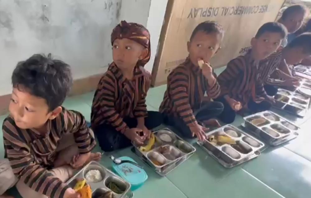 Anak-Anak TK PGRI Milangasri saat asyik menyantap menu makanan bergizi gratis (MBG). Foto: ANTON/ BANGSAONLINE